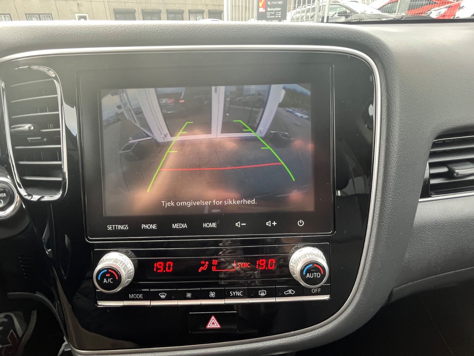 Grå Mitsubishi Outlander fra 2020