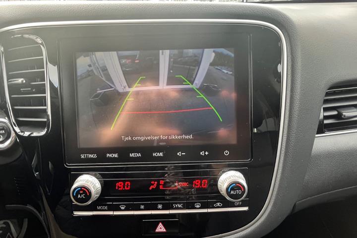 Grå Mitsubishi Outlander fra 2020
