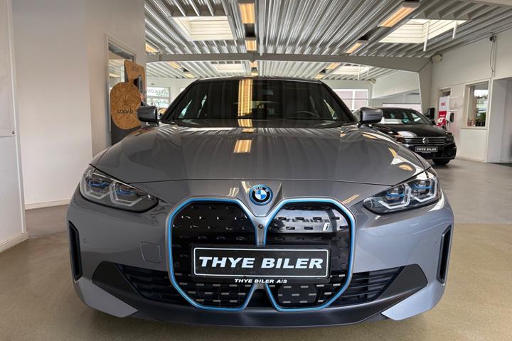 Grå BMW i4 fra 2024