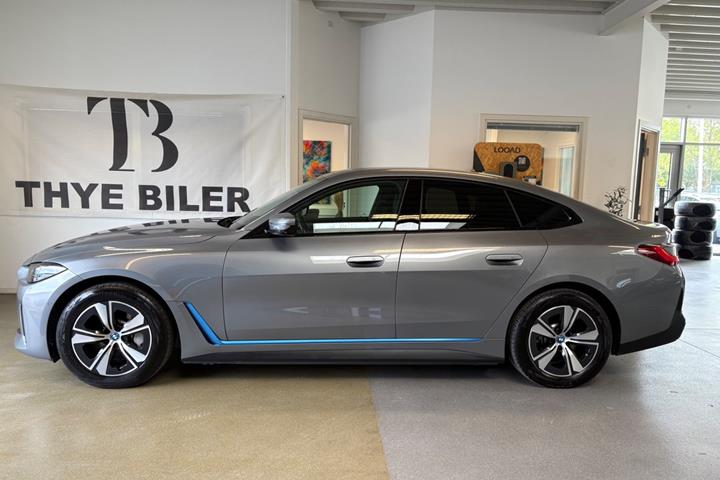 Grå BMW i4 fra 2024