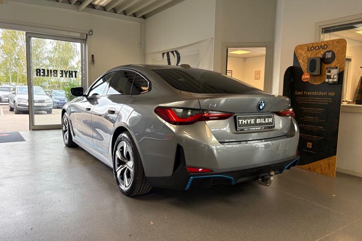 Grå BMW i4 fra 2024