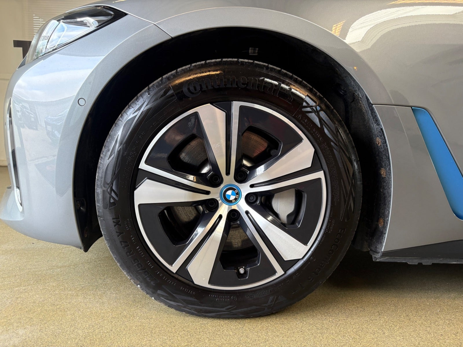 Grå BMW i4 fra 2024