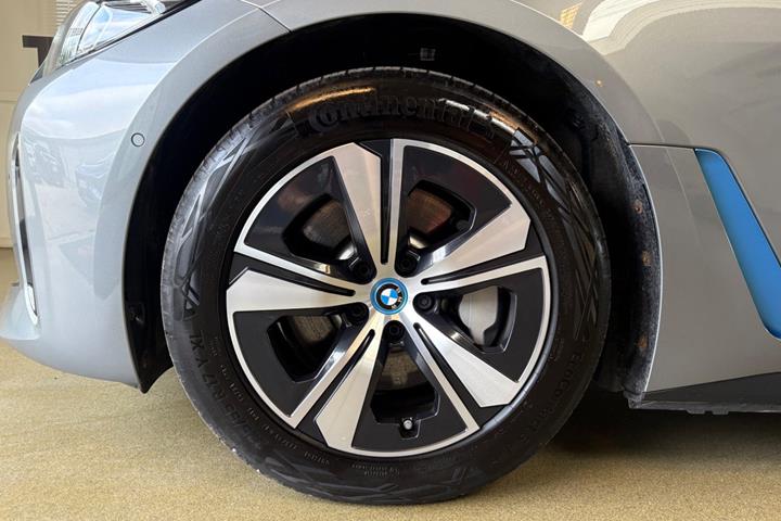 Grå BMW i4 fra 2024