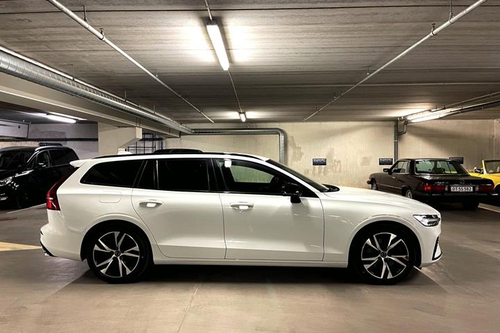 Hvid Volvo V60 fra 2021