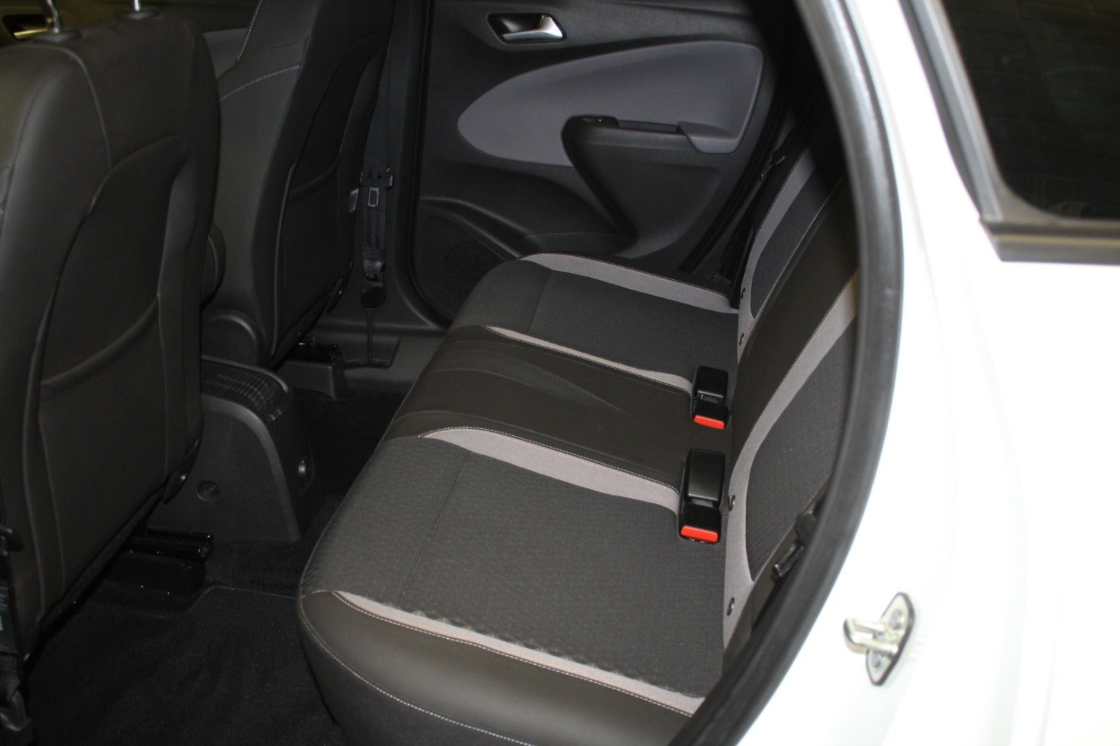 Hvid Opel Crossland X fra 2018