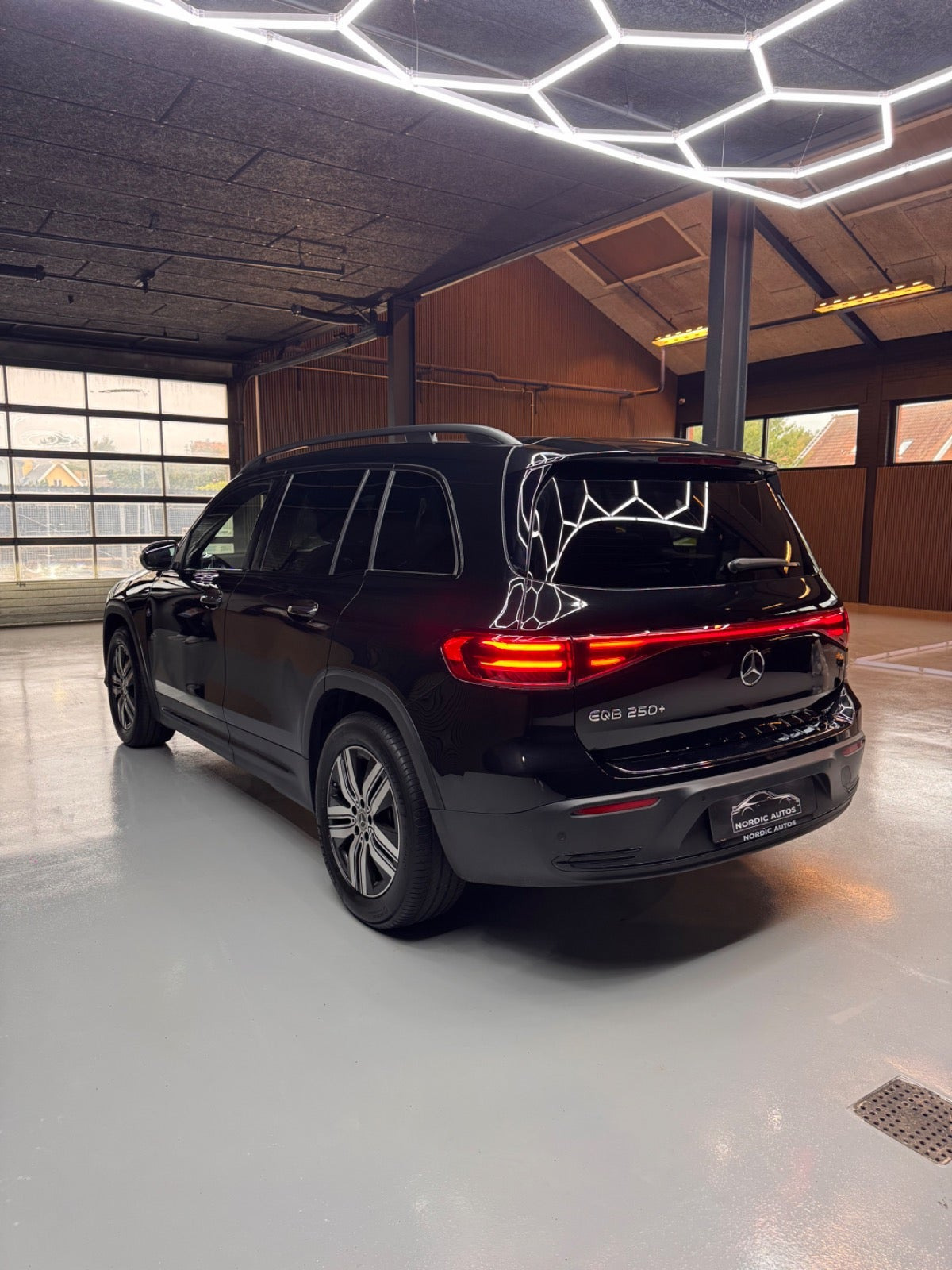 Sort Mercedes EQB250+ fra 2025