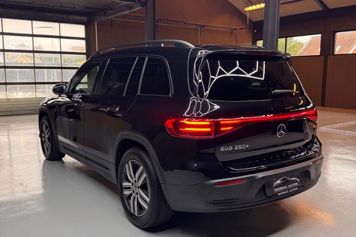 Sort Mercedes EQB250+ fra 2025