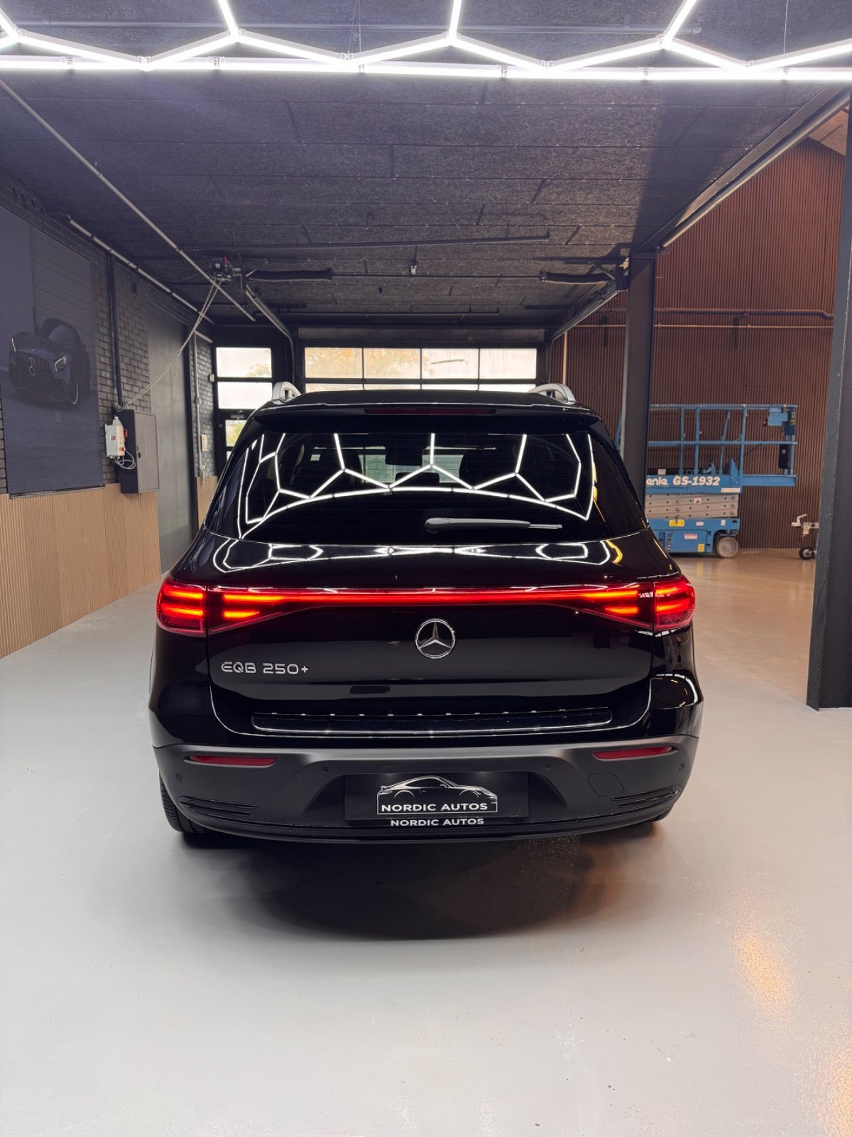 Sort Mercedes EQB250+ fra 2025