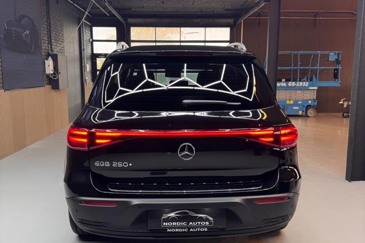 Sort Mercedes EQB250+ fra 2025