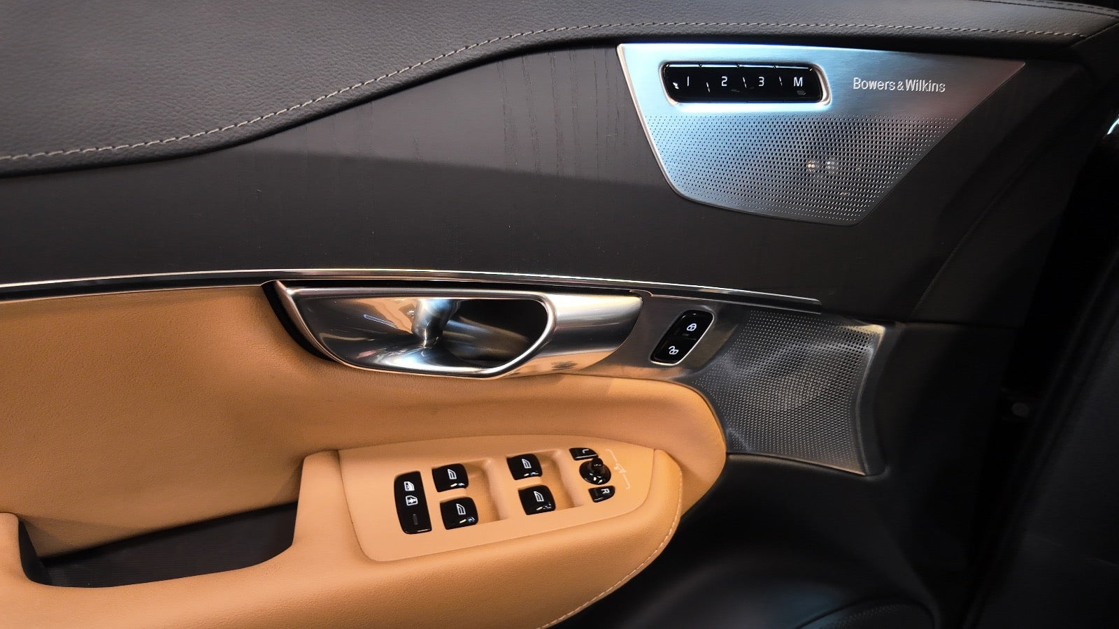 Sort Volvo XC90 fra 2023
