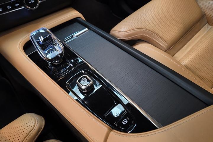 Sort Volvo XC90 fra 2023