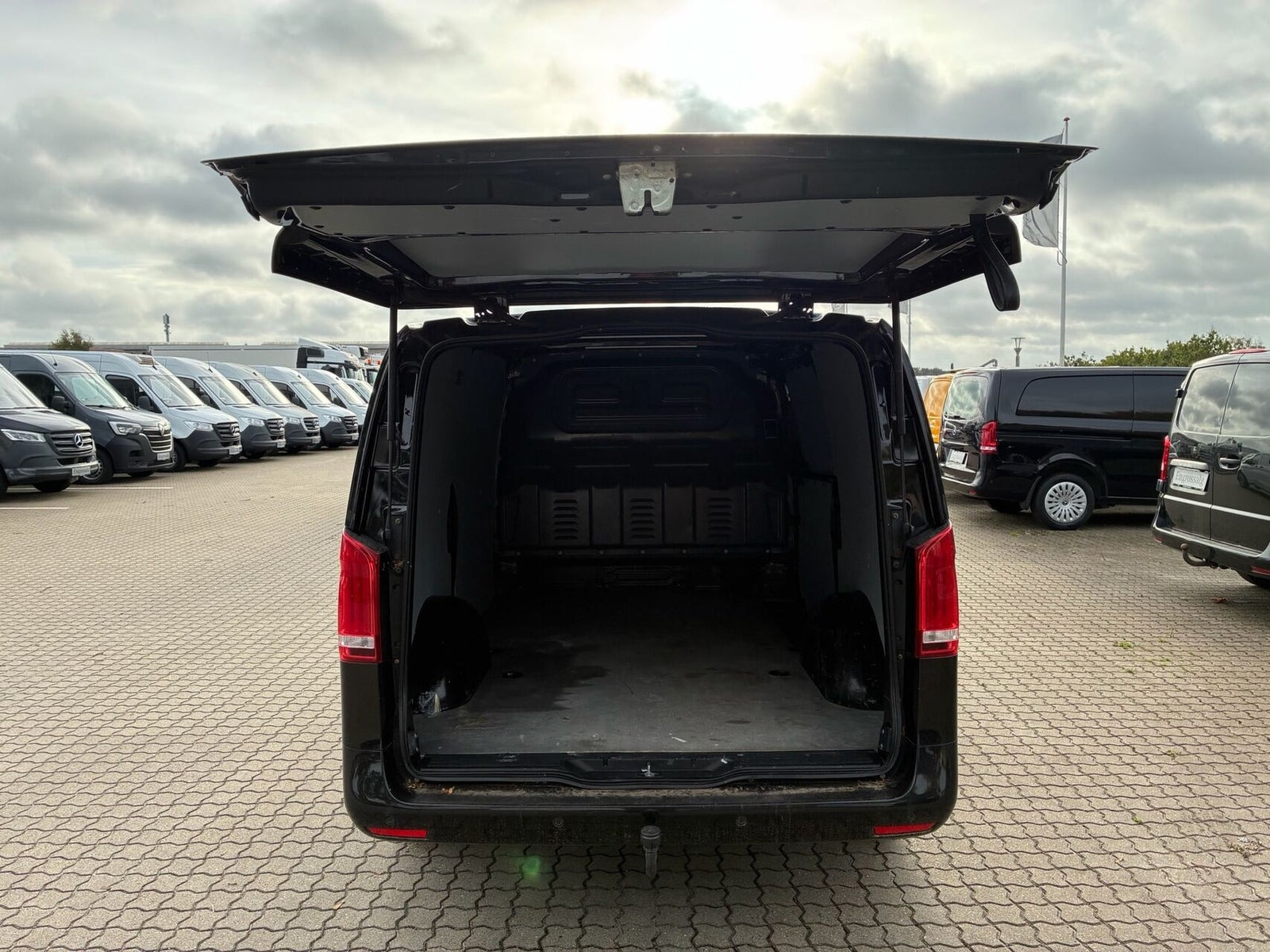 Sort Mercedes Vito 119 fra 2022