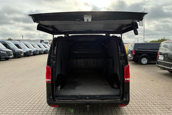 Sort Mercedes Vito 119 fra 2022