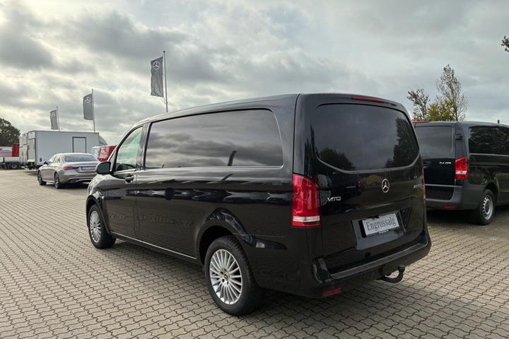 Sort Mercedes Vito 119 fra 2022