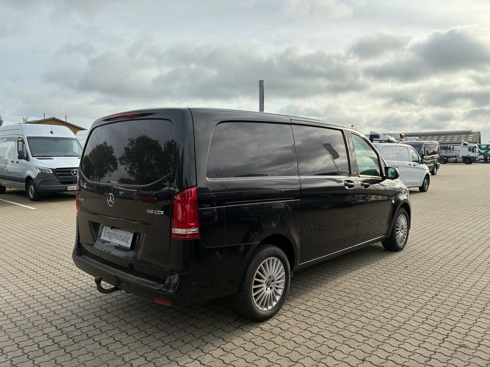 Sort Mercedes Vito 119 fra 2022
