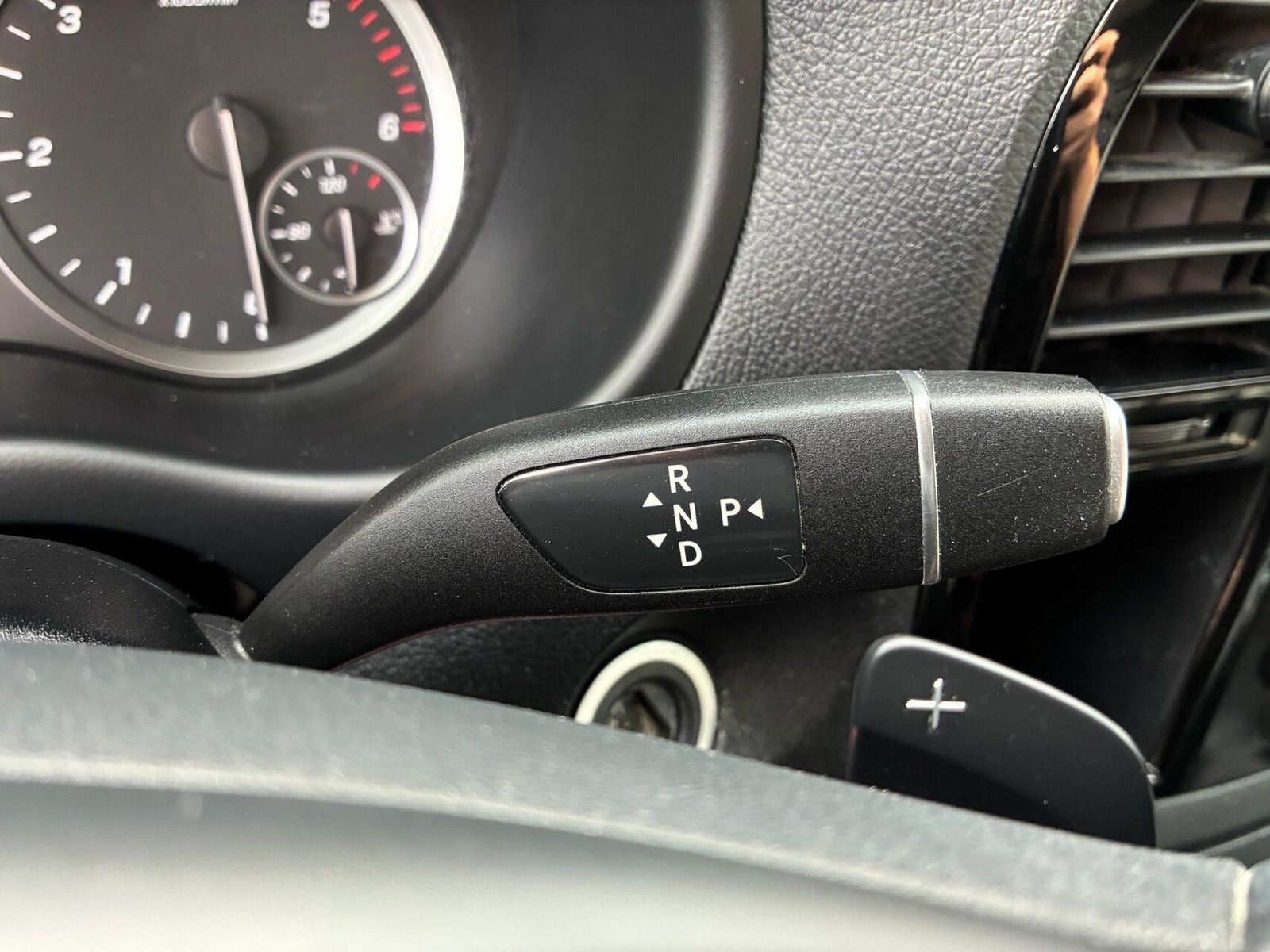 Sort Mercedes Vito 119 fra 2022