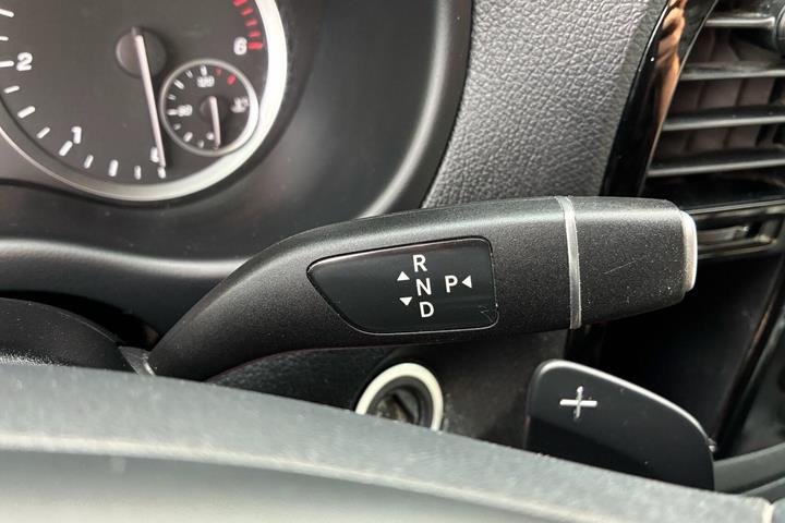 Sort Mercedes Vito 119 fra 2022