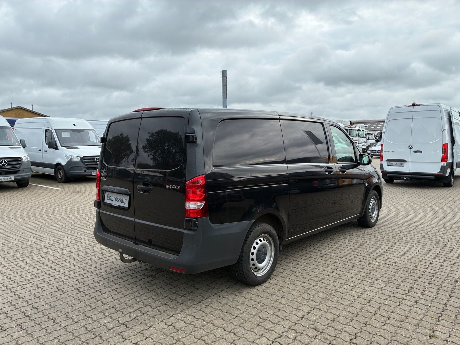 Sort Mercedes Vito 114 fra 2022