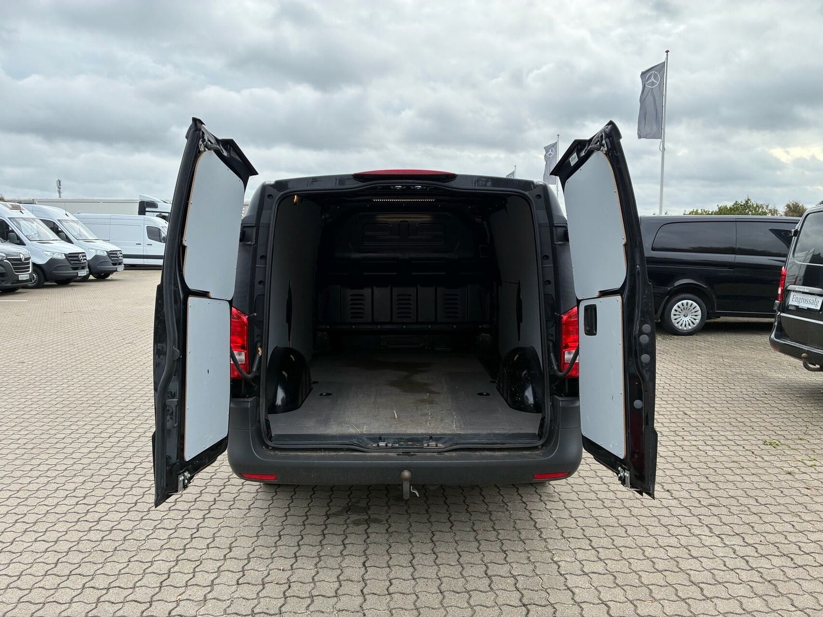 Sort Mercedes Vito 114 fra 2022