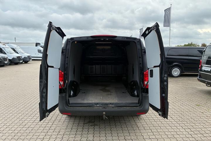 Sort Mercedes Vito 114 fra 2022
