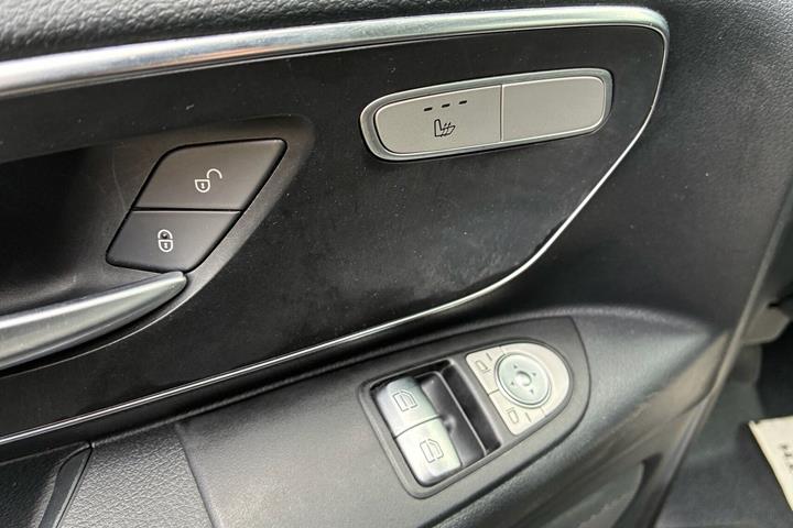 Sort Mercedes Vito 114 fra 2022