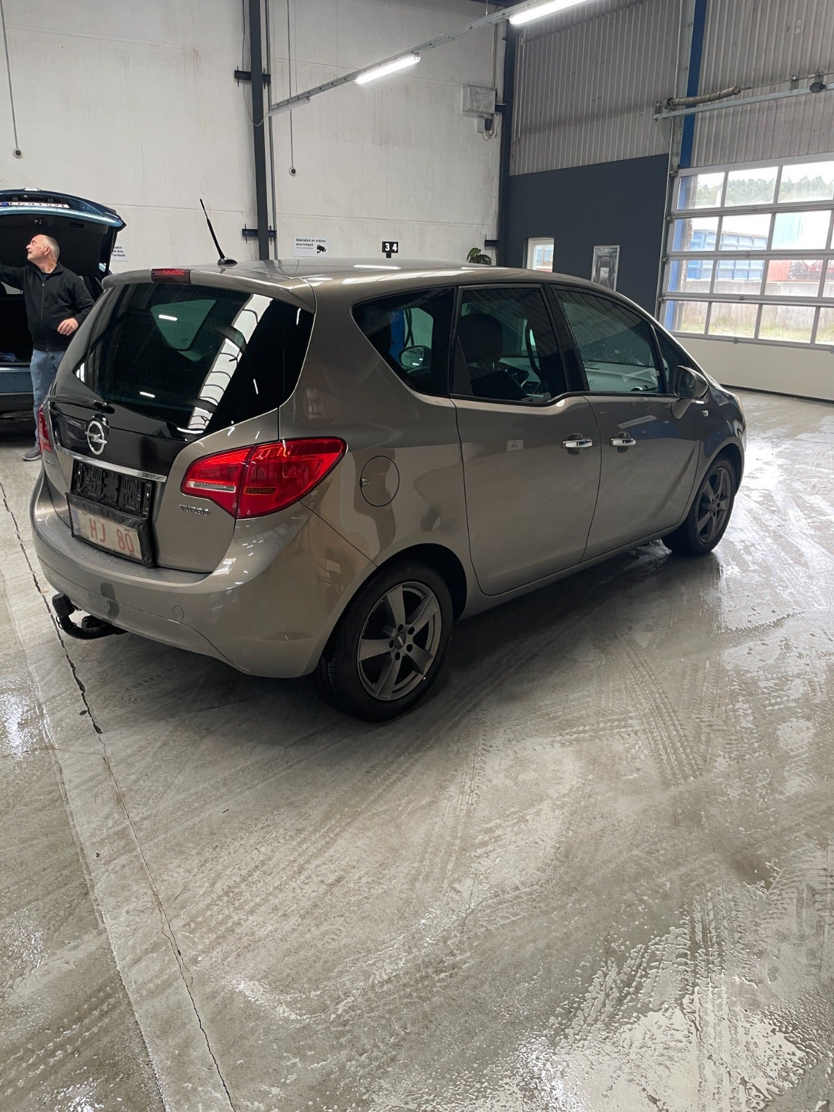 Grå Opel Meriva fra 2011