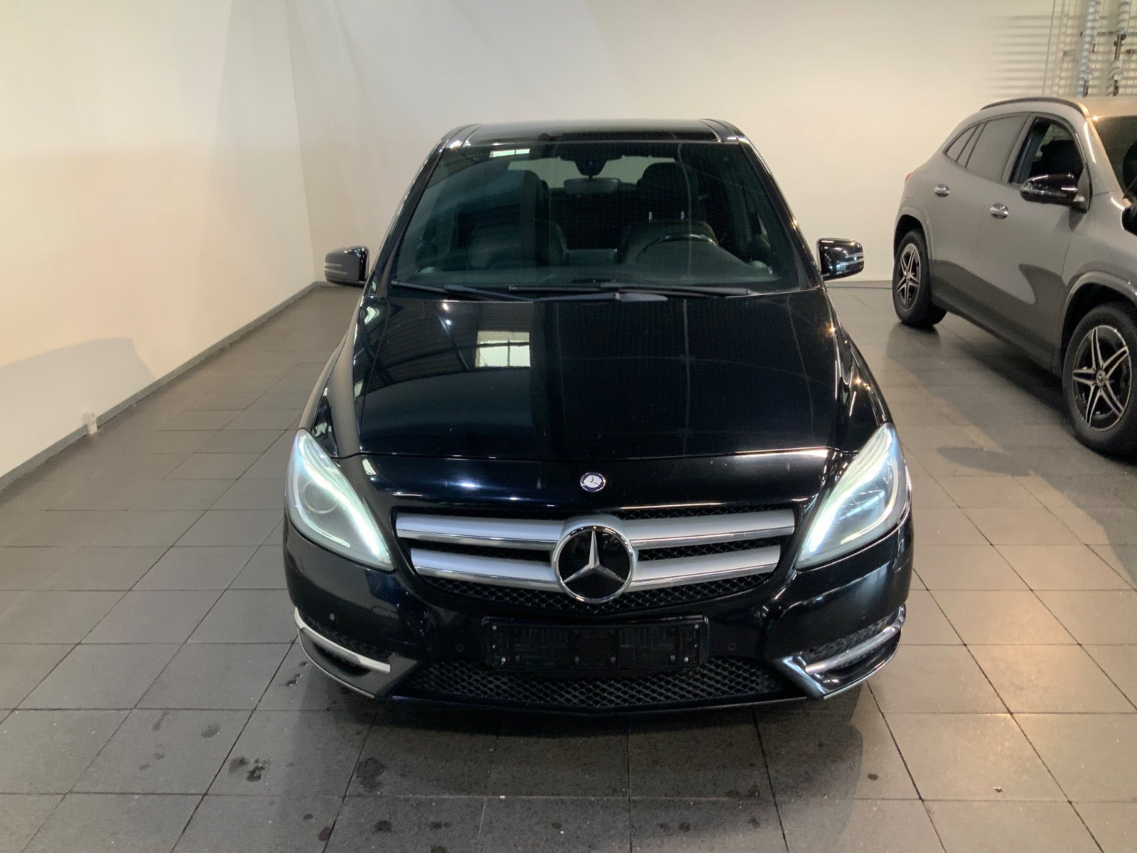 Sort Mercedes B200 fra 2012
