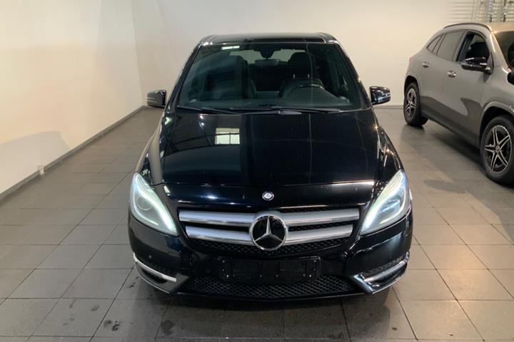 Sort Mercedes B200 fra 2012
