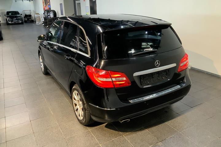 Sort Mercedes B200 fra 2012
