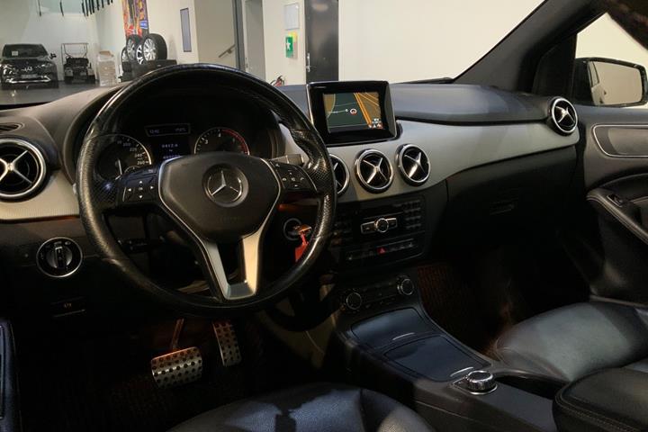 Sort Mercedes B200 fra 2012