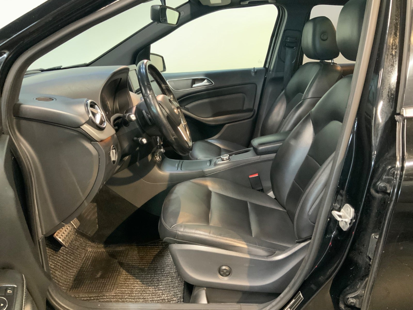 Sort Mercedes B200 fra 2012