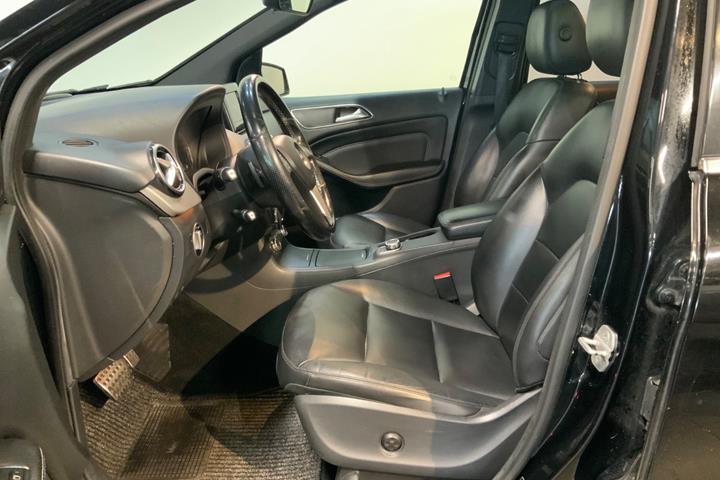 Sort Mercedes B200 fra 2012
