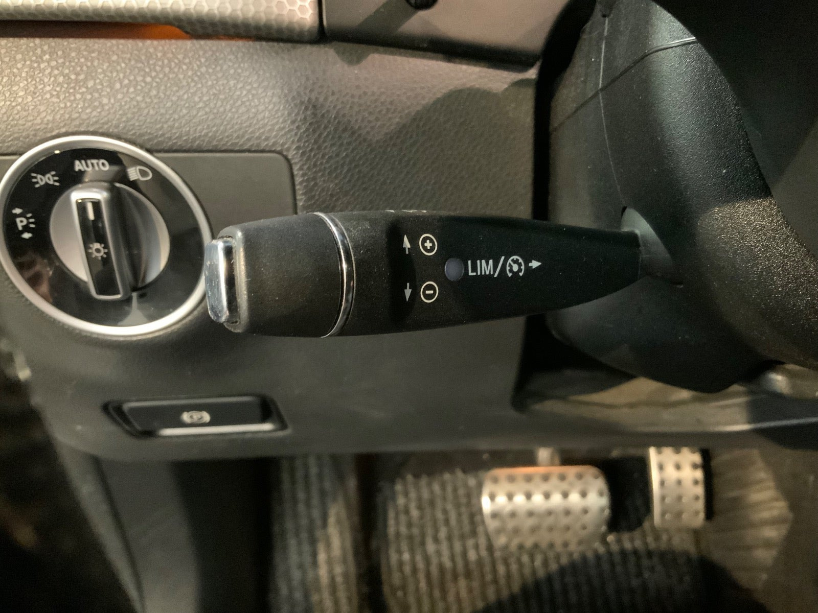 Sort Mercedes B200 fra 2012
