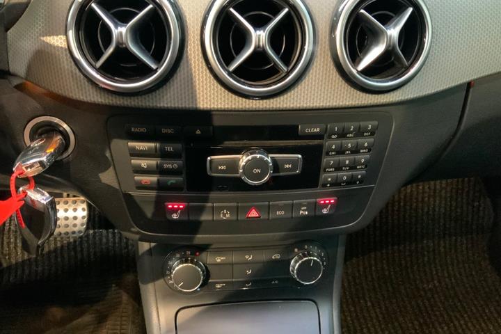 Sort Mercedes B200 fra 2012