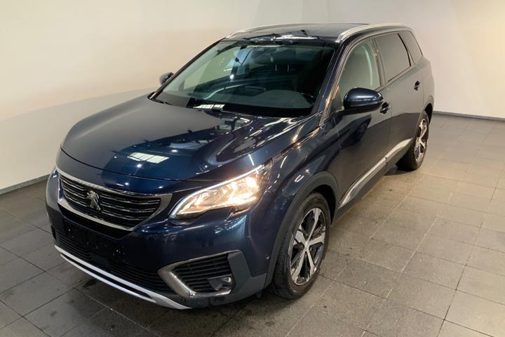 Blå Peugeot 5008 fra 2018 set udefra