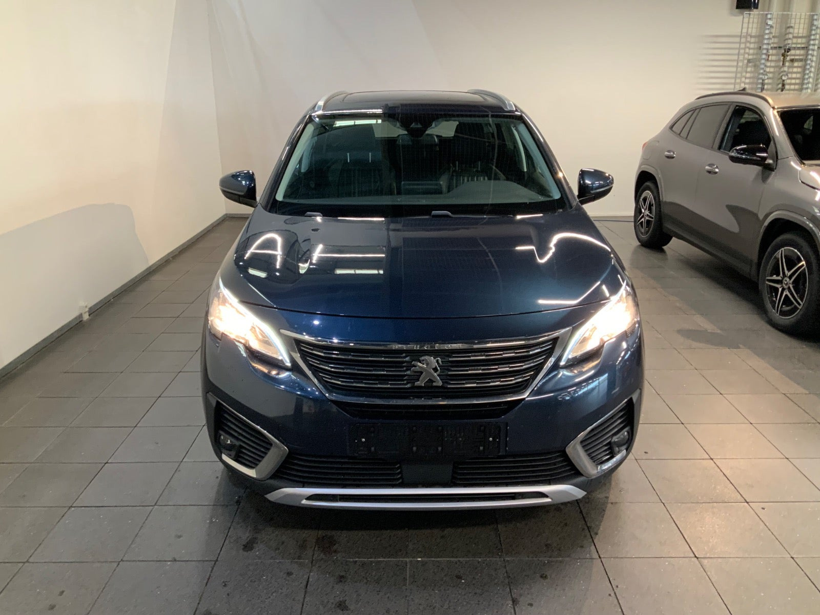 Blå Peugeot 5008 fra 2018