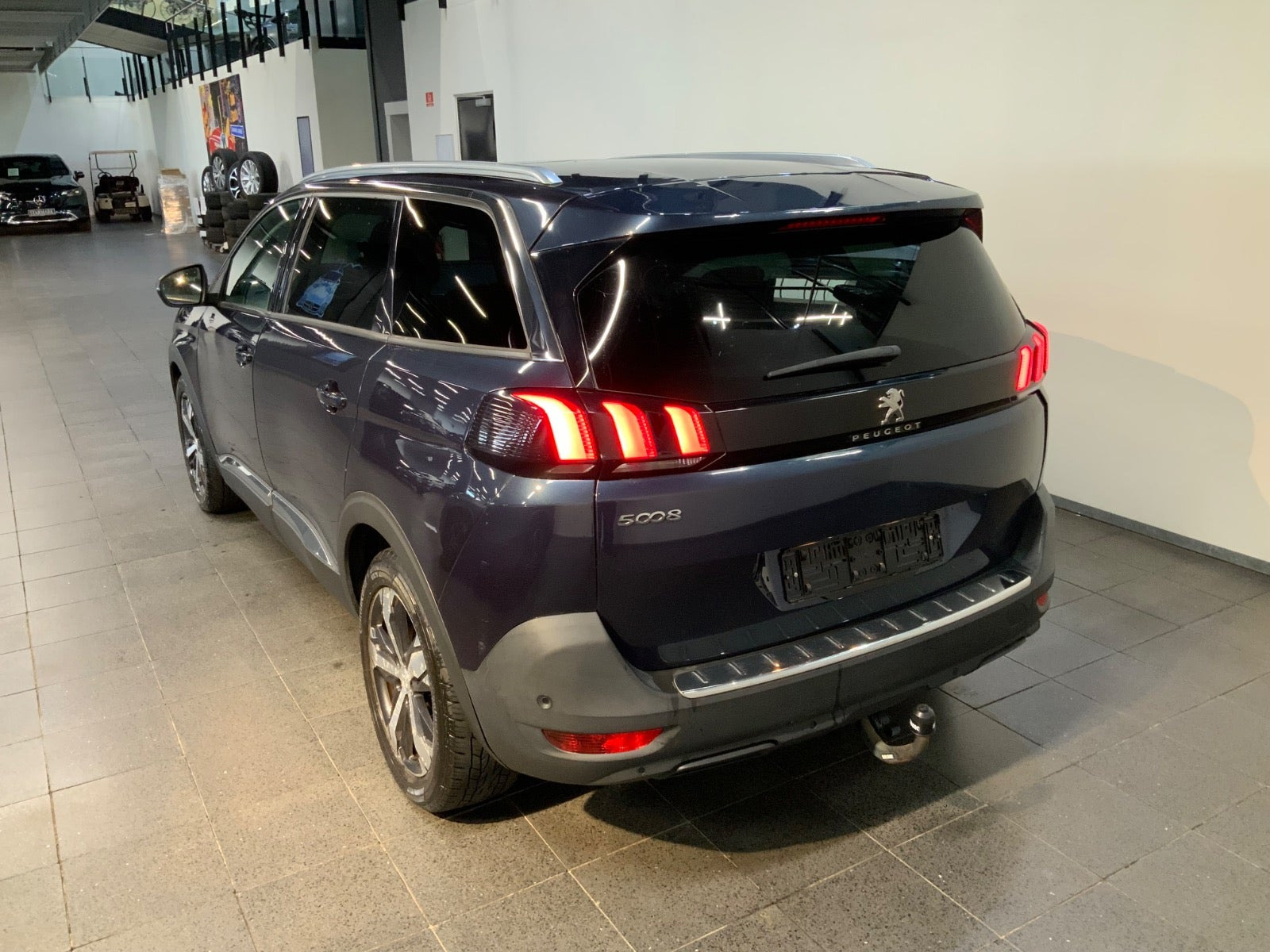 Blå Peugeot 5008 fra 2018