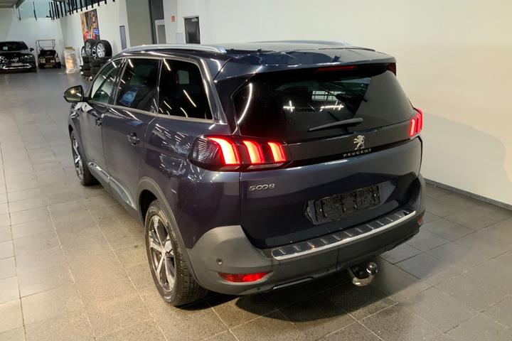Blå Peugeot 5008 fra 2018