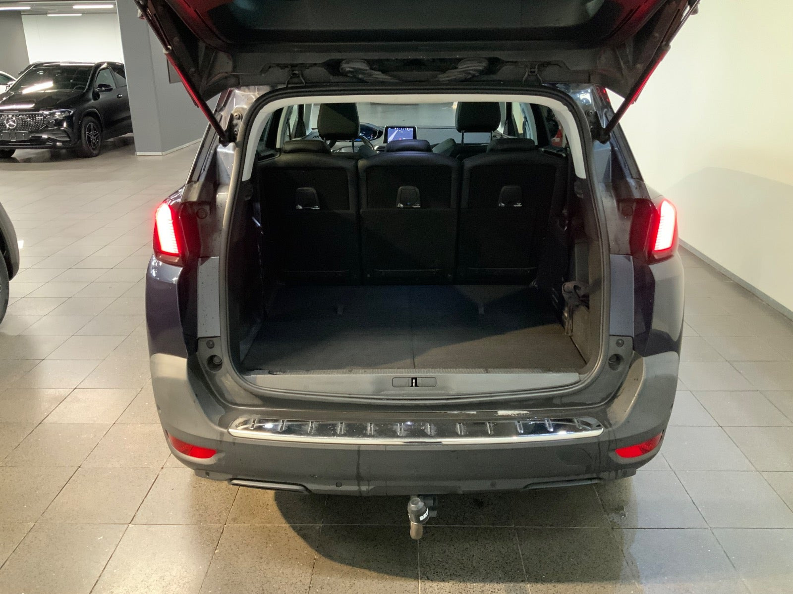 Blå Peugeot 5008 fra 2018