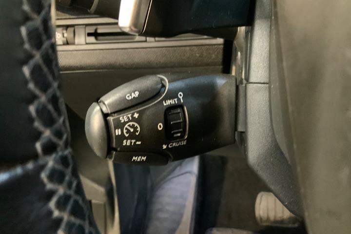 Blå Peugeot 5008 fra 2018