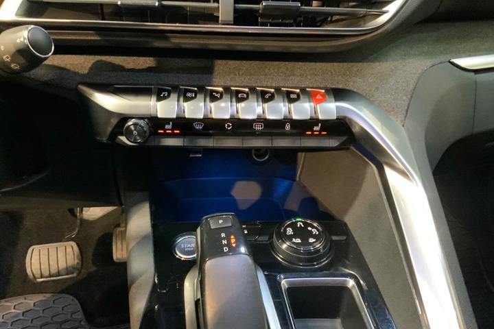 Blå Peugeot 5008 fra 2018