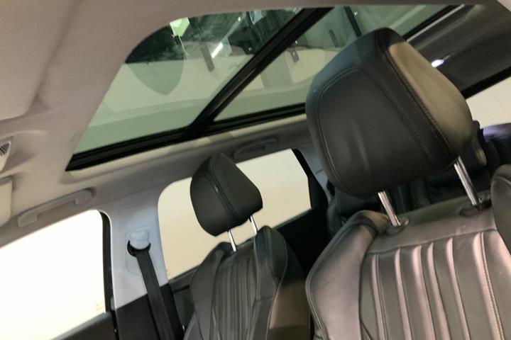 Blå Peugeot 5008 fra 2018