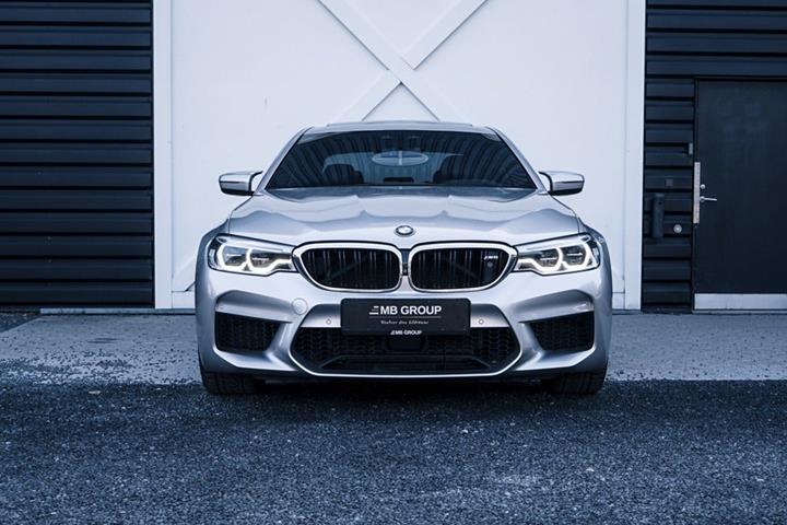 Gul BMW M5 fra 2018
