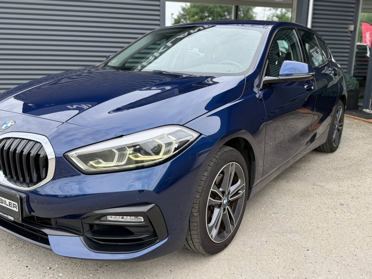 Blå BMW 118i fra 2020