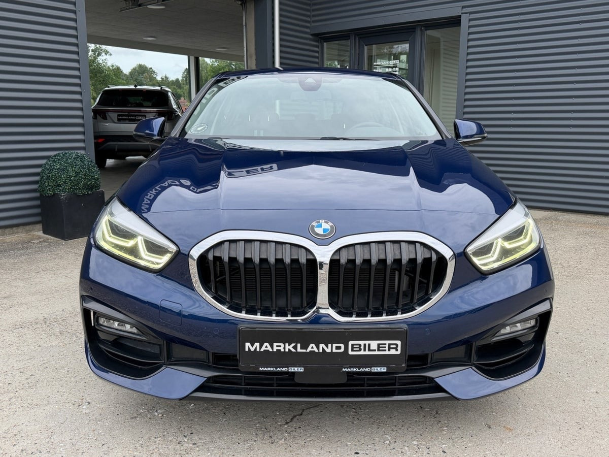 Blå BMW 118i fra 2020