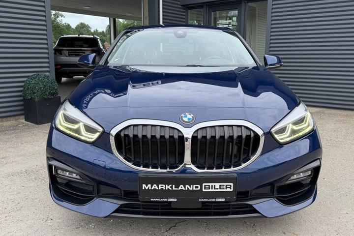 Blå BMW 118i fra 2020