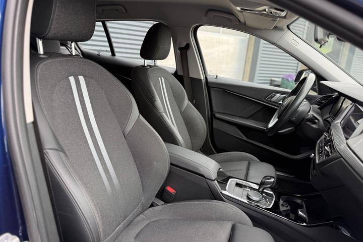 Blå BMW 118i fra 2020