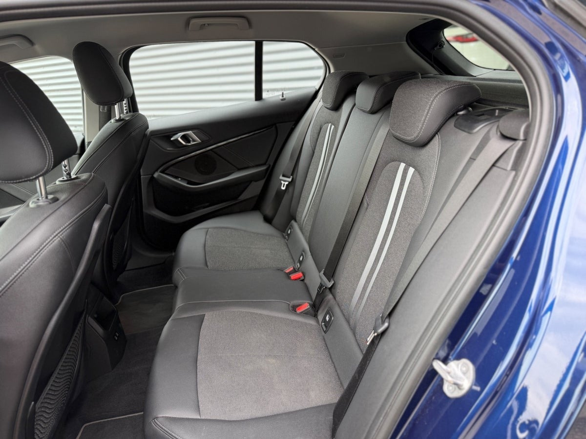 Blå BMW 118i fra 2020