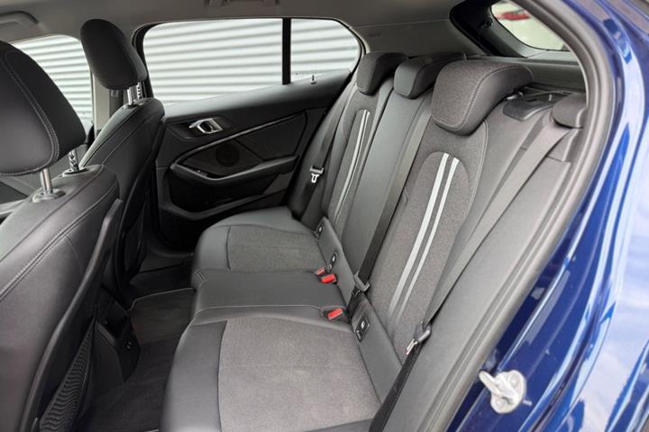 Blå BMW 118i fra 2020