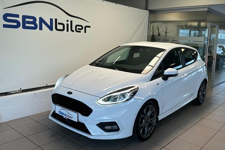Hvid Ford Fiesta fra 2021 set udefra